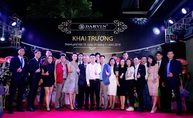 Ca sỹ Khắc Việt lịch lãm bên dàn siêu mẫu trong show khai trương thời trang Darvin