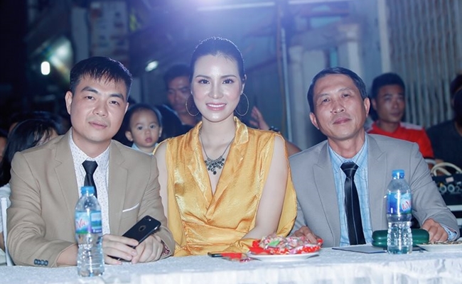Siêu mẫu Hà Ngân cùng dàn nam thần đẹp hút hồn trong buổi khai trương Darvin